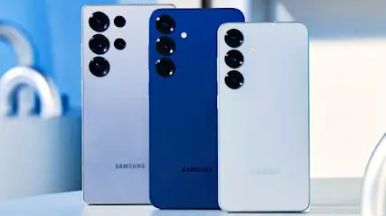 Trzy telefony Samsung, od lewej: fioletowy, niebieski i biały, z widocznymi obiektywami aparatu i logo firmy na obudowie.