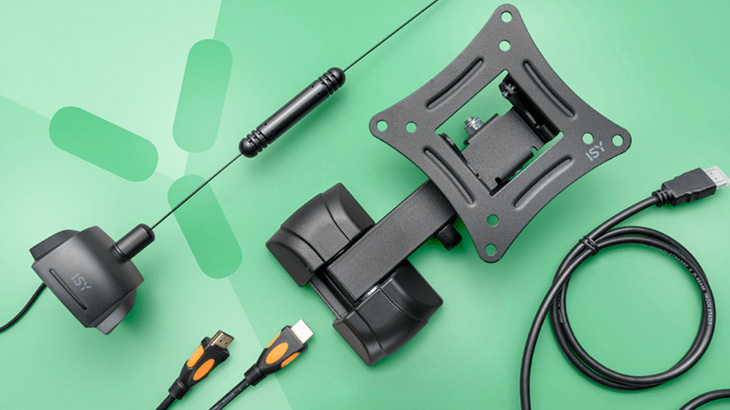 Na zielonym tle leżą kable HDMI, uchwyt do telewizora i antena. Elementy są czarne i szare.