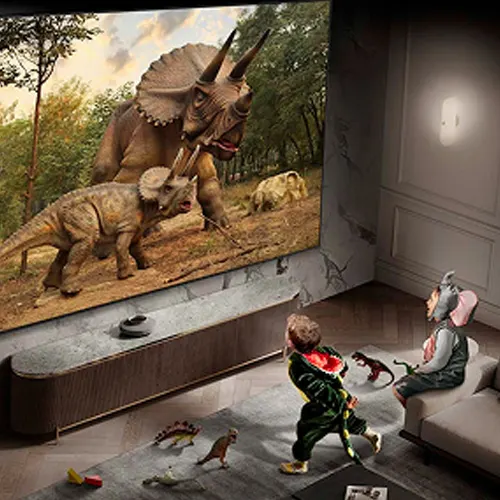 Dwójka dzieci oglądająca dinozaury w telewizji