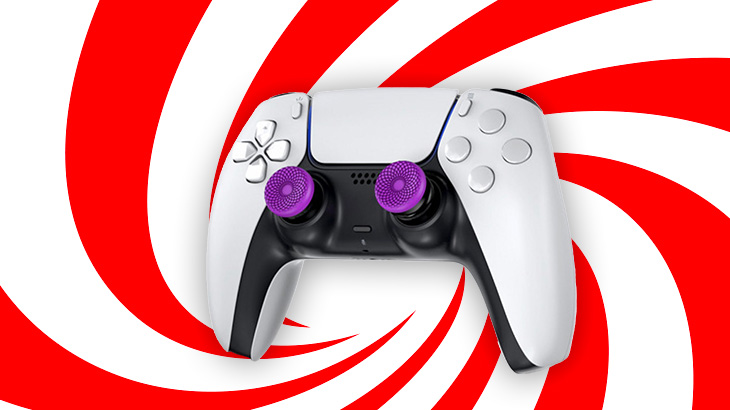 Biały kontroler do gier z fioletowymi nakładkami na analogi na tle czerwono-białej spirali.