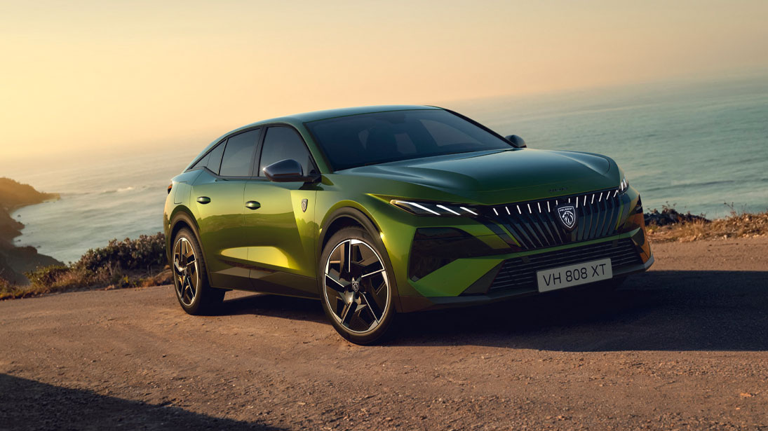 Peugeot 408 - kadr przedstawiający najnowszy model samochodu na tle oceanu i górskiego krajobrazu