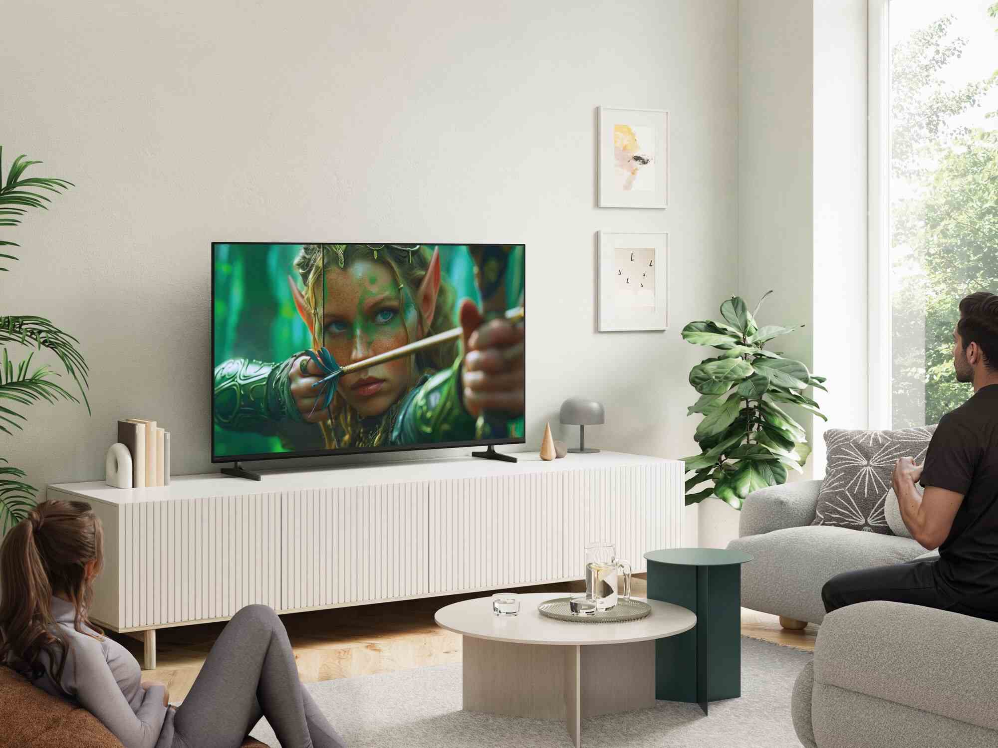 W salonie znajduje się tv Sony i ludzie oglądają w nim film.