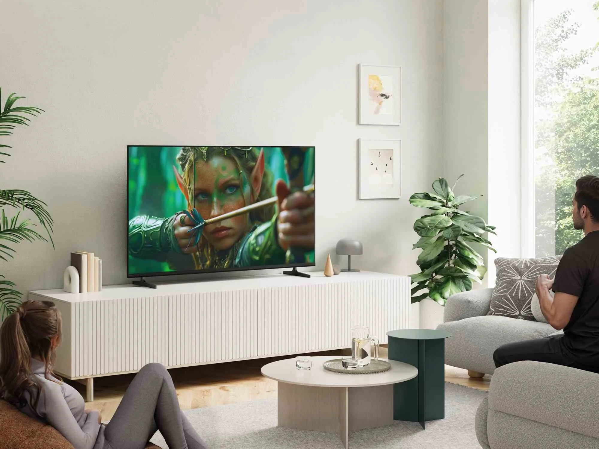 W salonie znajduje się tv Sony i ludzie oglądają w nim film.