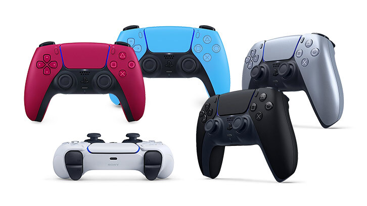 Na białym tle leżą pady do konsoli w kolorach: czerwonym, niebieskim, srebrnym, czarnym i białym.