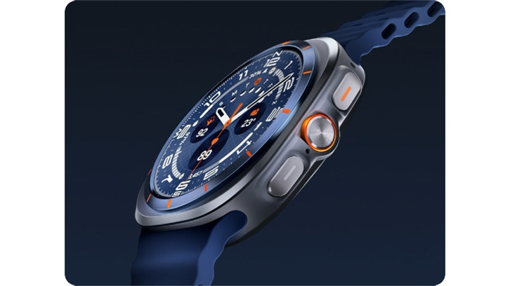 Koperta zegarka Samsung Galaxy Watch Ultra prezentowana na granatowym tle.