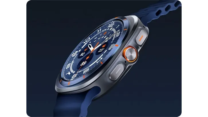 Koperta zegarka Samsung Galaxy Watch Ultra prezentowana na granatowym tle.