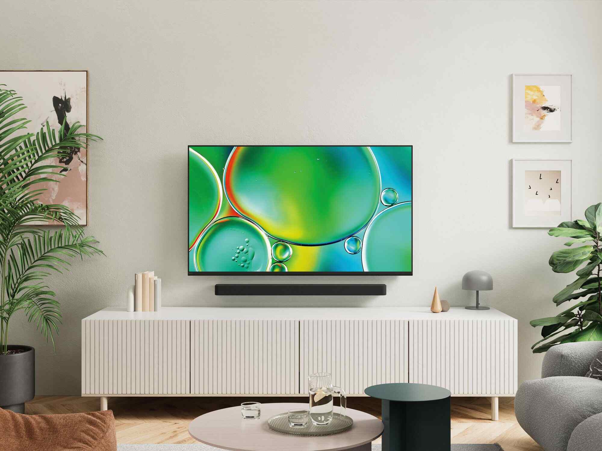 Na grafice w jasnym pokoju przy ścianie na szafce ustawiony jest Sony TV