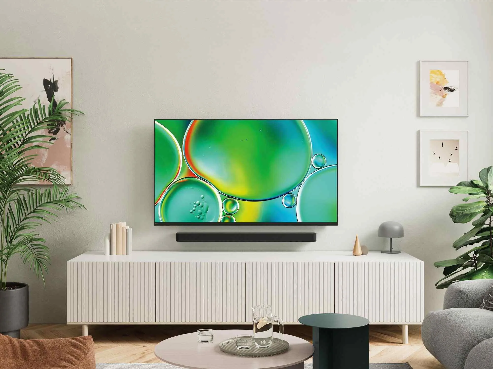 Na grafice w jasnym pokoju przy ścianie na szafce ustawiony jest Sony TV