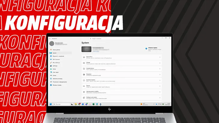 Tekst Konfiguracja na czerwonym tle. Obok laptop z ustawieniami na ekranie.