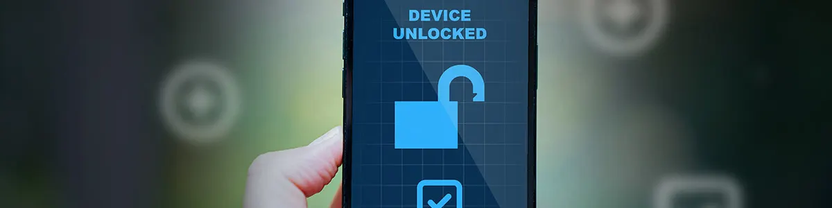 Dłoń trzymająca smartfon w trakcie odblokowywania telefonu.