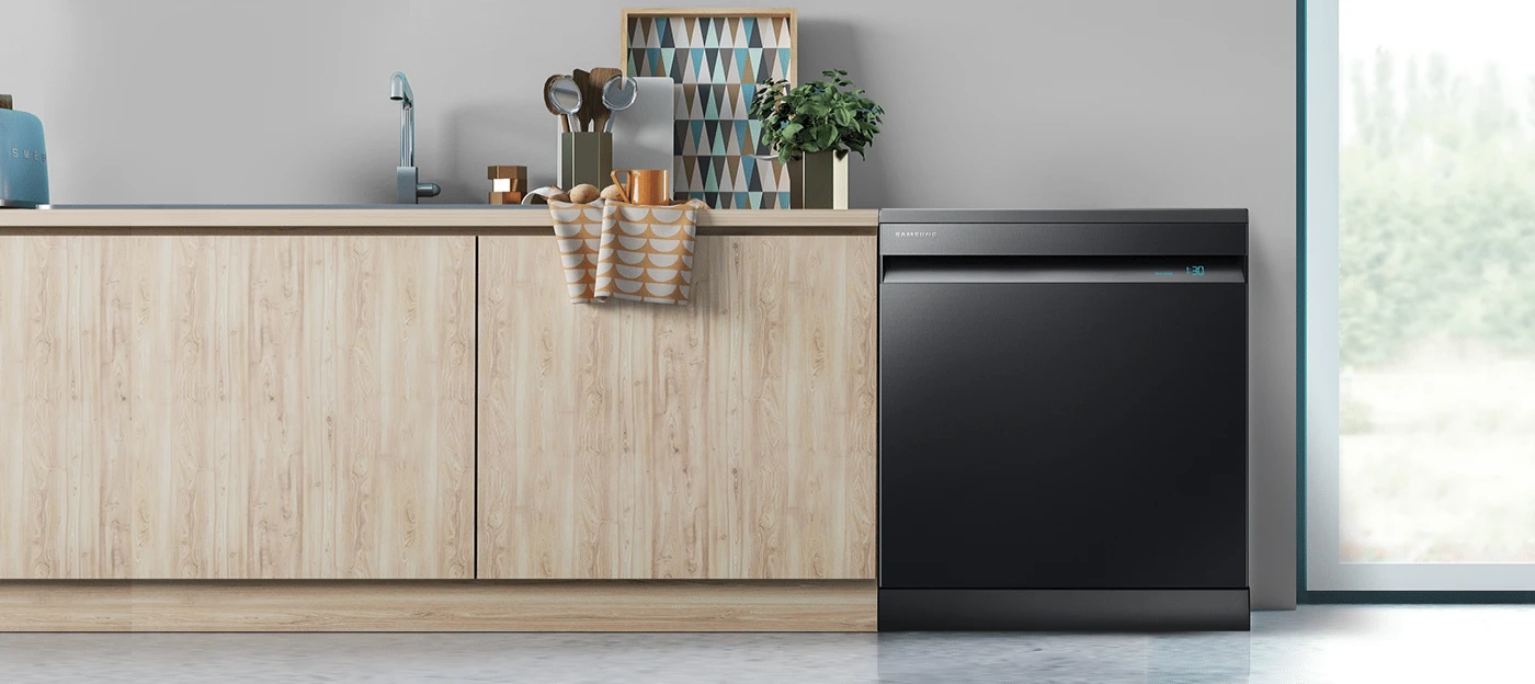 Wnętrze kuchni: drewniane szafki, czarna zmywarka, bateria, okno, akcesoria kuchenne i dekoracje.