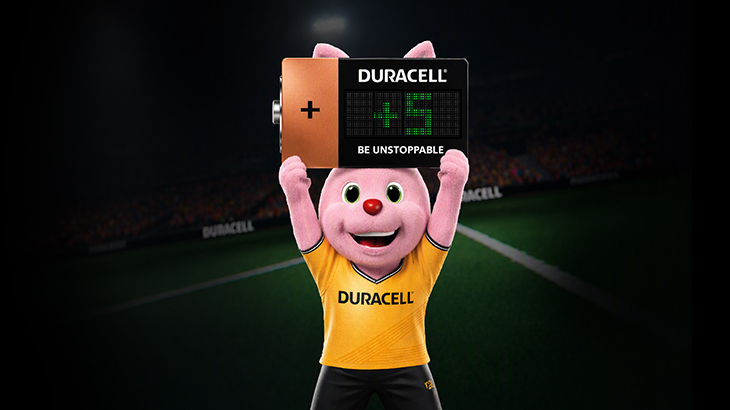 Króliczek Duracell trzymający plansze w kształcie baterii z doliczeniem 5 minut do czasu rozgrywki.