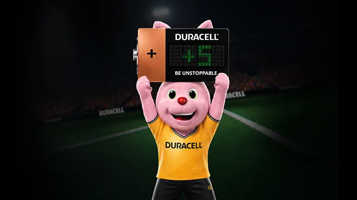 Króliczek Duracell trzymający plansze w kształcie baterii z doliczeniem 5 minut do czasu rozgrywki.
