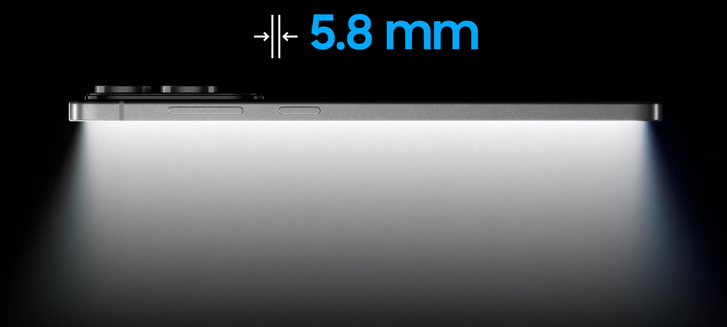 Bok urządzenia z trzema obiektywami, z zaznaczoną grubością 5,8 mm na czarnym tle.