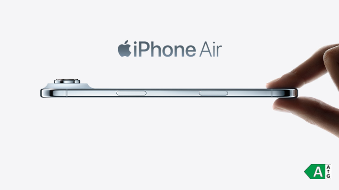 Apple iPhone Air trzymany od prawej strony przez dwa palce.