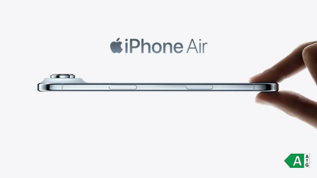 Apple iPhone Air trzymany od prawej strony przez dwa palce.
