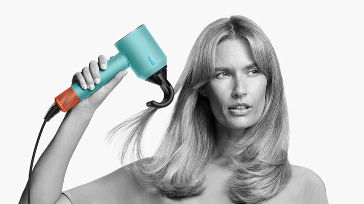 Modelka trzymająca suszarkę do włosów