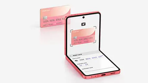 Telefon Samsung Galaxy Flip, a za nim karta kredytowa