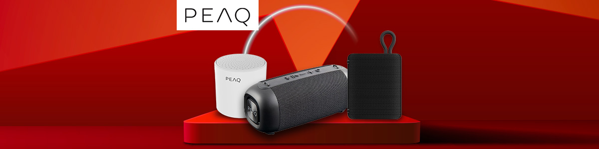 Na czerwonym tle znajdują się trzy głośniki i logo PEAQ. Dwa głośniki są białe, jeden czarny, wszystkie stoją na czerwonym podeście.