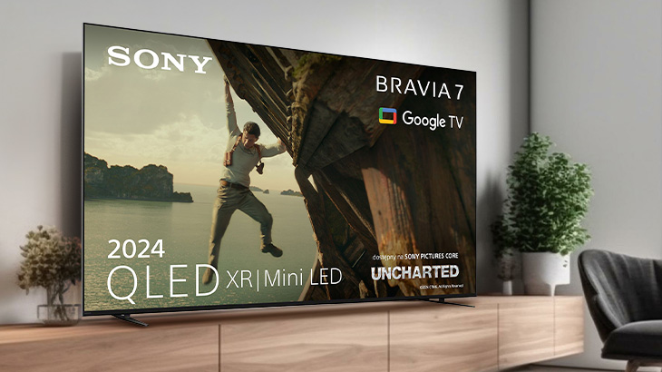 Telewizor Sony wyświetla wspinającego się mężczyznę. Obok rośliny doniczkowe, fotel i szafka. Logo Sony i Google TV widoczne na ekranie.