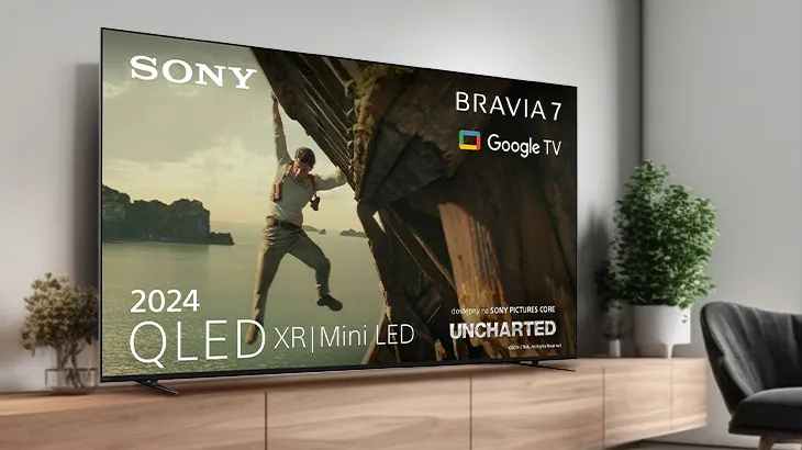 Telewizor Sony wyświetla wspinającego się mężczyznę. Obok rośliny doniczkowe, fotel i szafka. Logo Sony i Google TV widoczne na ekranie.
