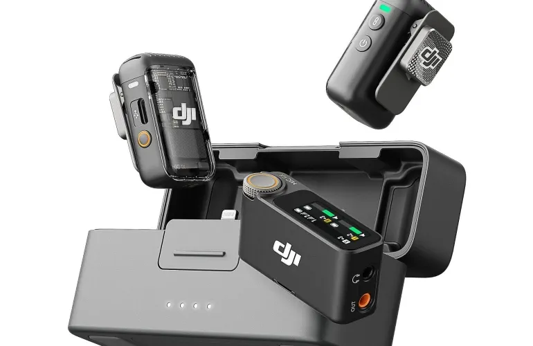 Na zdjęciu widoczne są czarne mikrofony DJI z etui ładującym na białym tle. Widoczne diody i porty na urządzeniach.