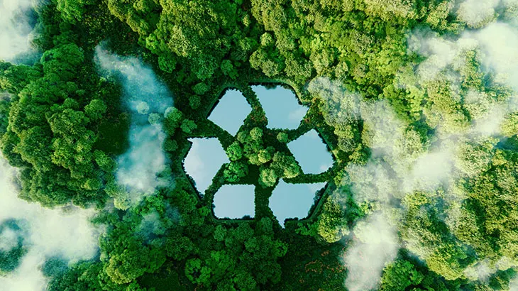 iPhone, MacBook, iPad i trzy czerwone plusiki, w drugiej linijce są słuchawki, myszka, smart watch na białym tle.