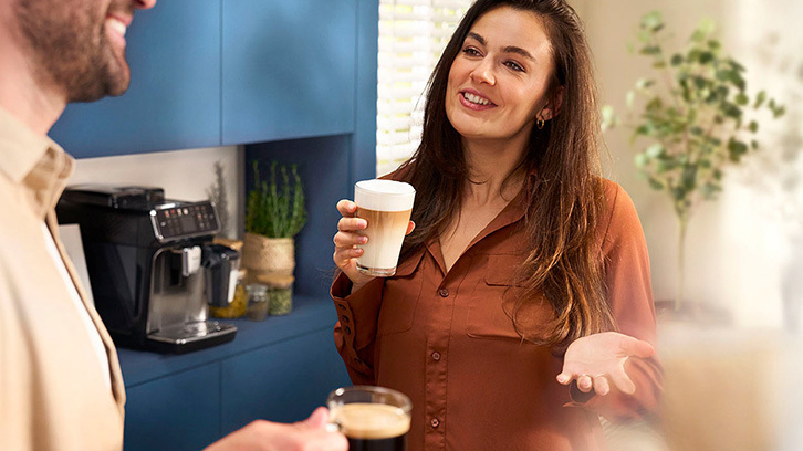 Modelka rozmawiająca pijąc kawę