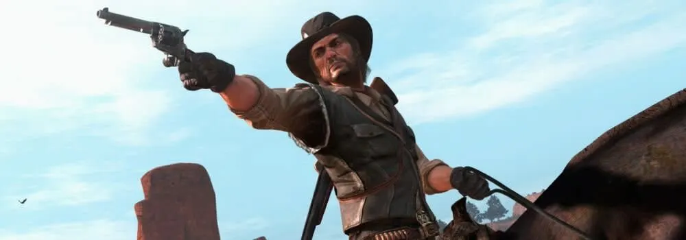 Kowboj w kapeluszu celuje z rewolweru, trzymając lejce na koniu. W tle niebo i skały.