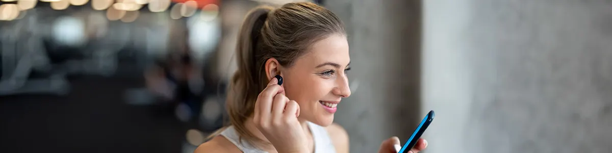 Kobieta ze słuchawkami bezprzewodowymi do Samsunga
