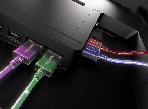 Róg urządzenia z podłączeniem 4 kablów HDMI 