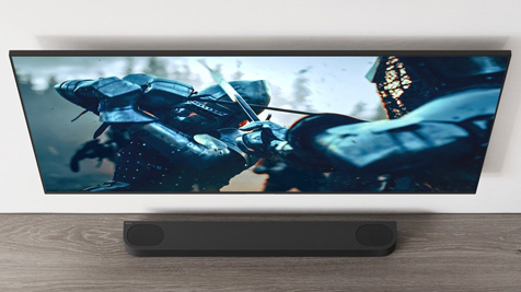 Film rycerski wyświetlany na telewizorze