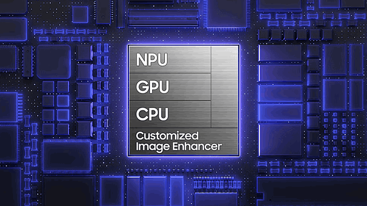 Czip technologiczny na środku na niebieskim tle.