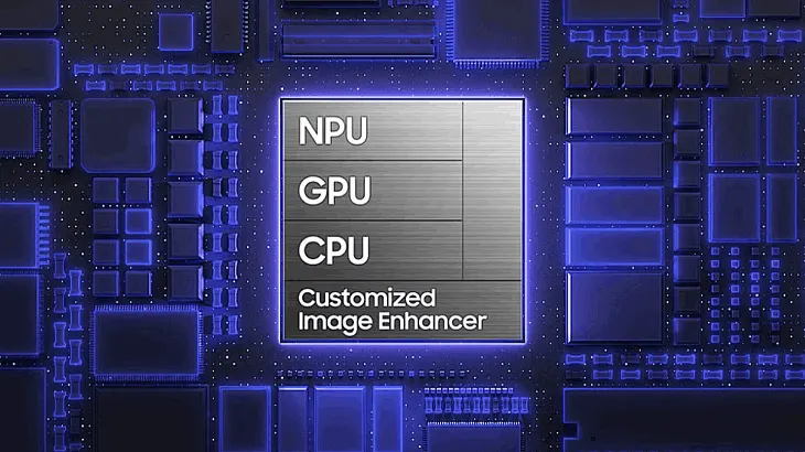 Czip technologiczny na środku na niebieskim tle.