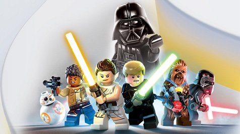 Na obrazie widoczne są figurki LEGO Star Wars, w tym Darth Vader, Rey, Luke Skywalker, Chewbacca i BB-8, trzymające miecze świetlne.