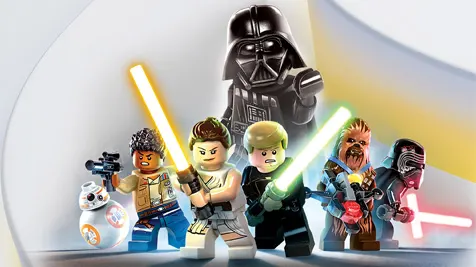 Na obrazie widoczne są figurki LEGO Star Wars, w tym Darth Vader, Rey, Luke Skywalker, Chewbacca i BB-8, trzymające miecze świetlne.