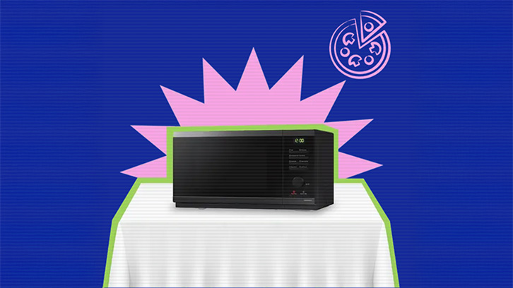 Mikrofalówka Samsung na granatowym tle