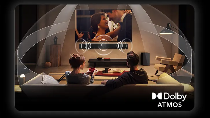 Dwoje ludzi oglądających telewizję w salonie