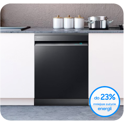 Czarna zmywarka między białymi szafkami w kuchni. Na blacie białe pojemniki i metalowy garnek. Reklama o oszczędzaniu energii.