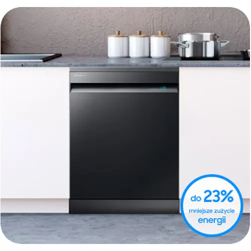 Czarna zmywarka między białymi szafkami w kuchni. Na blacie białe pojemniki i metalowy garnek. Reklama o oszczędzaniu energii.