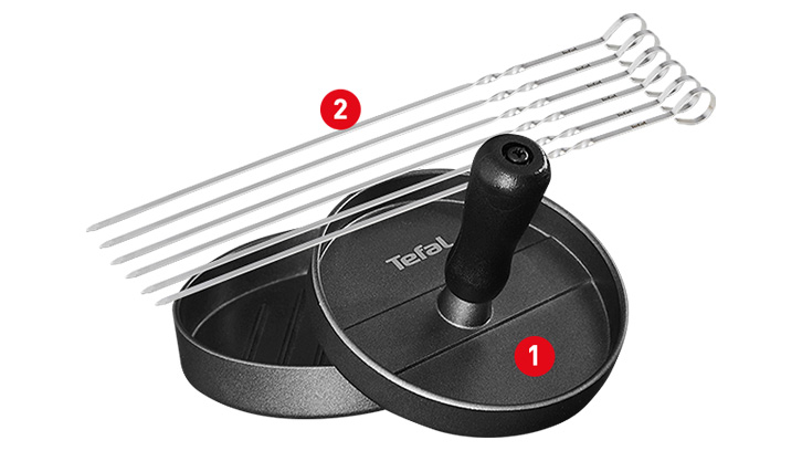 Czarny pojemnik marki Tefal z uchwytem i pięć srebrnych szpikulców na białym tle.