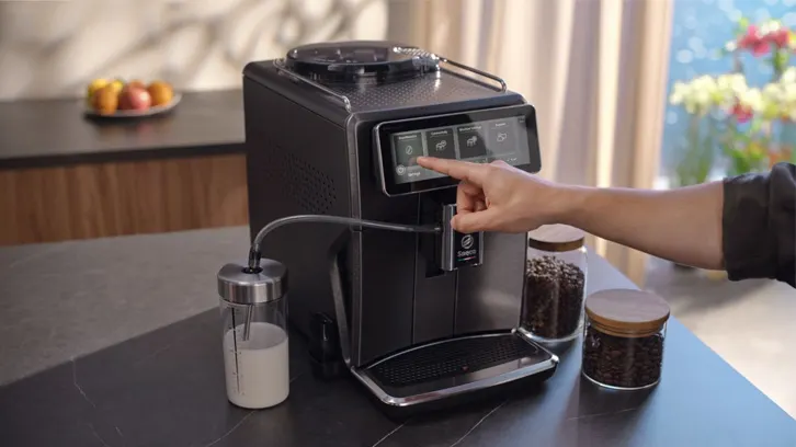 Model przygotowywujący kawę korzystający z ekranu dotykowego na ekspresie Saeco