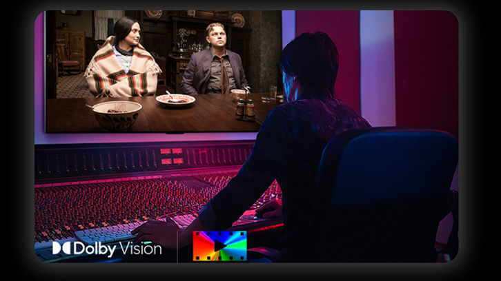 Mężczyzna pracujący nad muzyką i oglądający telewizję