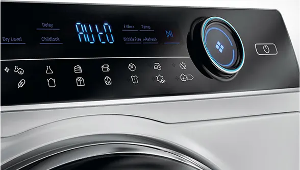 Panel sterowania pralki z wyświetlaczem LED, pokrętłem i ikonami programów prania na czarnym tle.