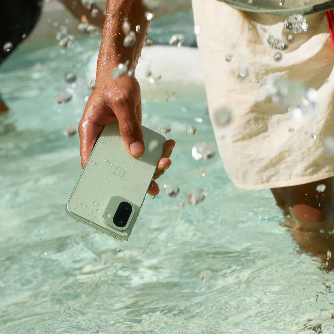 telefon niesiony w basenie 