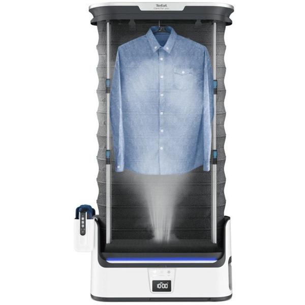 Na białym tle stoi parownica do ubrań. Na wieszaku wisi błękitna koszula zapinana na guziki, a od dołu unosi się para.