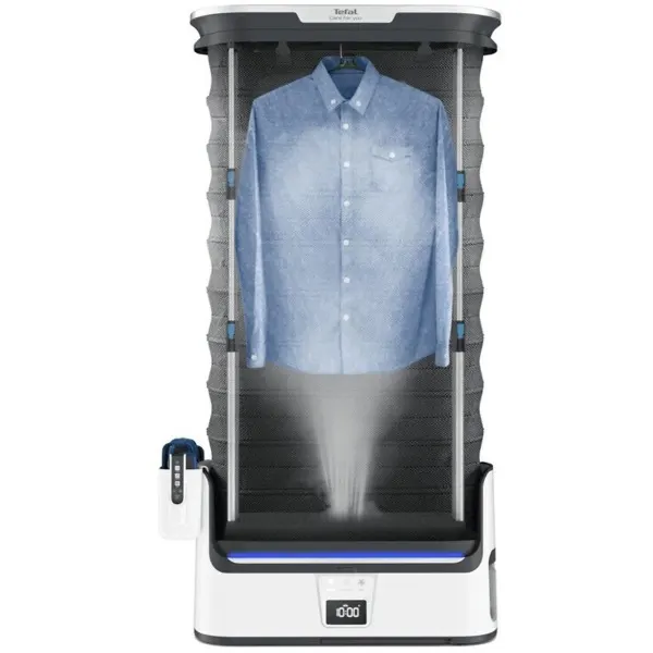 Na białym tle stoi parownica do ubrań. Na wieszaku wisi błękitna koszula zapinana na guziki, a od dołu unosi się para.