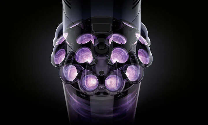 Czarny odkurzacz z przezroczystymi, fioletowymi cyklonami w kształcie łez na ciemnym tle.