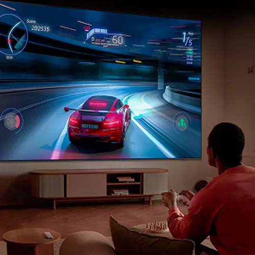 Mężczyzna grający w grę wyścigową na telewizorze