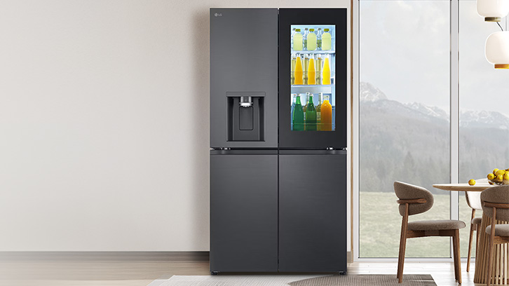 Lodówka pełna napojów stojąca przy ścianie